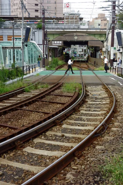 線路や線路上を走る都市間列車の鉄道パターン — ストック写真