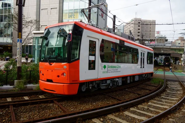 Şehirlerarası tren rayları ve raylar üzerinde ilerliyor.