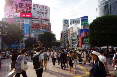 Tokyo Shibuya, Japonya-19 Eylül 2017: Shibuya istasyonunun önünde, istasyonun arkasındaki tanıdık geçide gidin.