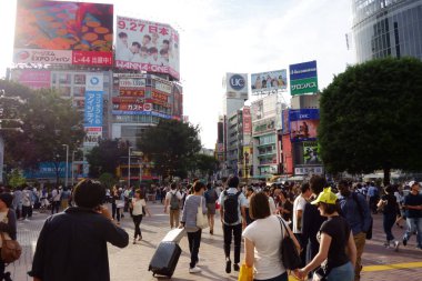 Tokyo Shibuya, Japonya-19 Eylül 2017: Shibuya istasyonunun önünde, istasyonun arkasındaki tanıdık geçide gidin.
