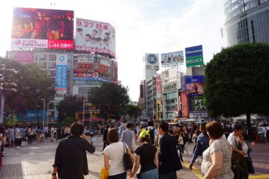 Tokyo Shibuya, Japonya-19 Eylül 2017: Shibuya istasyonunun önünde, istasyonun arkasındaki tanıdık geçide gidin.