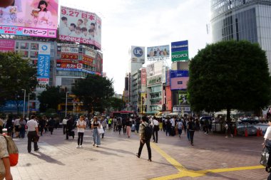 Tokyo Shibuya, Japonya-19 Eylül 2017: Shibuya istasyonunun önünde, istasyonun arkasındaki tanıdık geçide gidin.