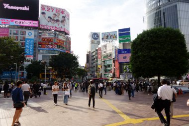 Tokyo Shibuya, Japonya-19 Eylül 2017: Shibuya istasyonunun önünde, istasyonun arkasındaki tanıdık geçide gidin.