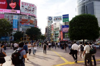 Tokyo Shibuya, Japonya-19 Eylül 2017: Shibuya istasyonunun önünde, istasyonun arkasındaki tanıdık geçide gidin.