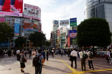 Tokyo Shibuya, Japonya-19 Eylül 2017: Shibuya istasyonunun önünde, istasyonun arkasındaki tanıdık geçide gidin.