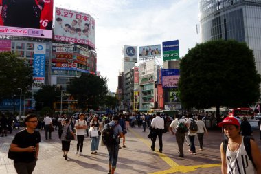 Tokyo Shibuya, Japonya-19 Eylül 2017: Shibuya istasyonunun önünde, istasyonun arkasındaki tanıdık geçide gidin.
