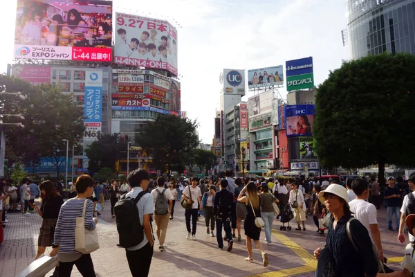 Tokyo Shibuya, Japonya-19 Eylül 2017: Shibuya istasyonunun önünde, istasyonun arkasındaki tanıdık geçide gidin.