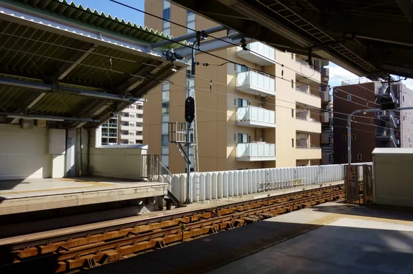 İstasyon peronundan görülen istasyon yakınındaki konutta.