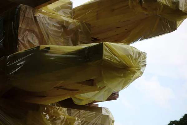 Virket Träbyggnad Omsorgsfullt Förpackat Gul Plastpåse Lastbilens Säng — Stockfoto