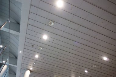 Son tasarım ve malzemeler güzel yapılmış tavanlar ve günümüzün lambaları.