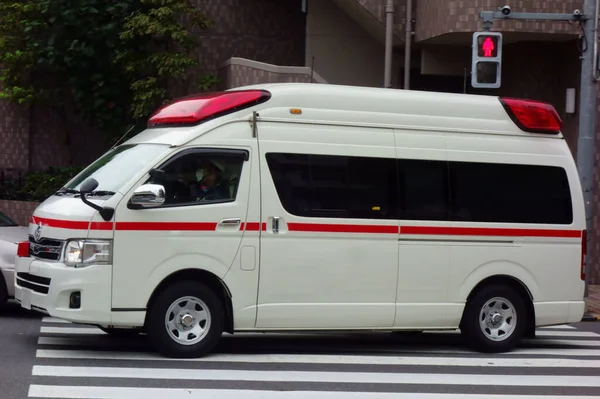 Una Ambulancia Vehículo Emergencia Que Suena Una Sirena Fuerte Corre —  Fotos de Stock