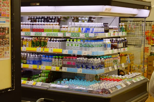 Varie Bottiglie Pet Allineate Nella Sezione Bevande Del Supermercato — Foto Stock