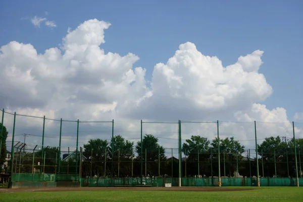 Mittsommerblauer Himmel Gepflegte Stille Unter Sengender Sonne Ruhiger Baseballfeldzaun — Stockfoto