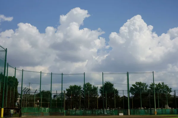 여름파란 작열하는 아래서 유지된 야구장 울타리 — 스톡 사진