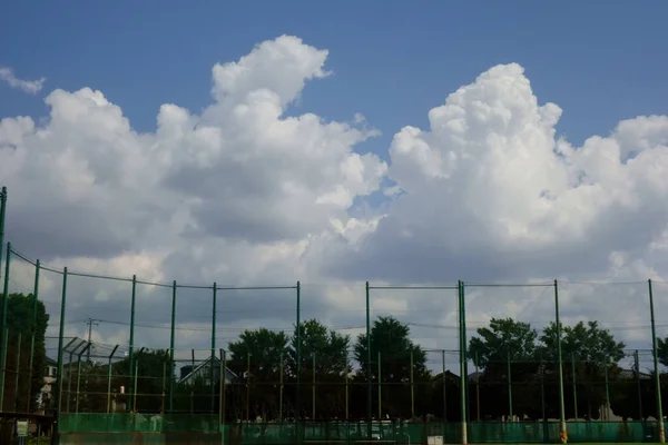 Midsommarblå Himmel Välbevarad Tystnad Den Brännande Solen Lugnt Basebollplank Staket — Stockfoto