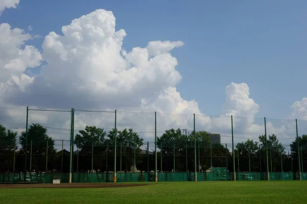 Mittsommerblauer Himmel Gepflegte Stille Unter Sengender Sonne Ruhiger Baseballfeldzaun — Stockfoto