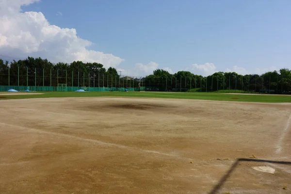 Mittsommerblauer Himmel August Eine Ruhige Landschaftsaufnahme Des Baseballfeldes Unter Sengender — Stockfoto