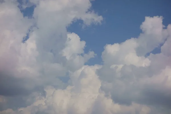 Midzomer Blauwe Lucht Witte Katoen Achtige Pluizige Wolken Ontstaan — Stockfoto