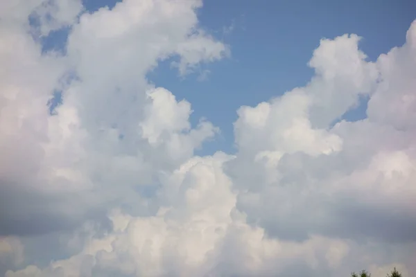 Midsummer Blue Sky White Cotton Fluffy Clouds Emerge — Stock fotografie