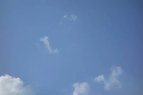 Mittsommerblauer Himmel Weiße Baumwollartige Flauschige Wolken Ziehen Auf — Stockfoto