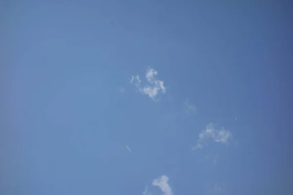 Midsummer Blue Sky White Cotton Fluffy Clouds Emerge — Stock fotografie