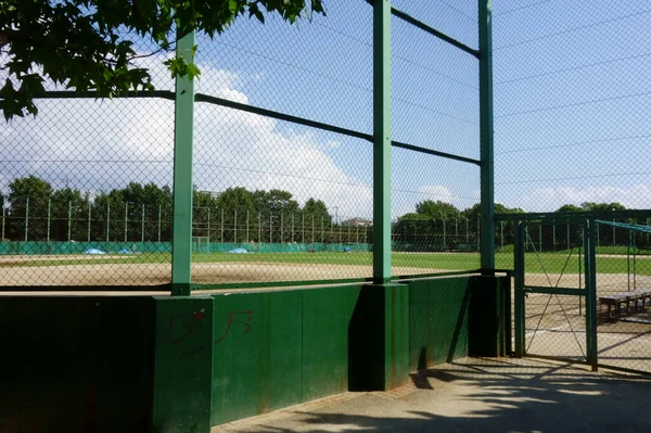 八月的仲夏蓝天 一张静谧的风景照片 是棒球场上下午烈日下的地面 — 图库照片