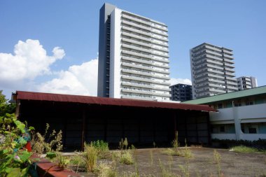 Boşluk, kentsel uzay üretimi Uzaklara rağmen yaklaşan binaların momentumu