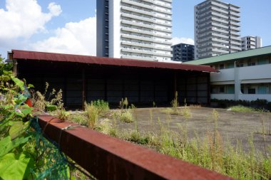 Boşluk, kentsel uzay üretimi Uzaklara rağmen yaklaşan binaların momentumu