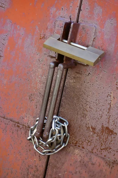 耐久性のある南京錠付きアンティーク レトロ 赤錆色の鉄のドア — ストック写真