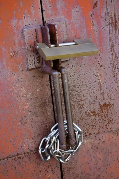 Uma Antiga Retro Porta Ferro Manchada Ferrugem Vermelha Com Cadeado — Fotografia de Stock