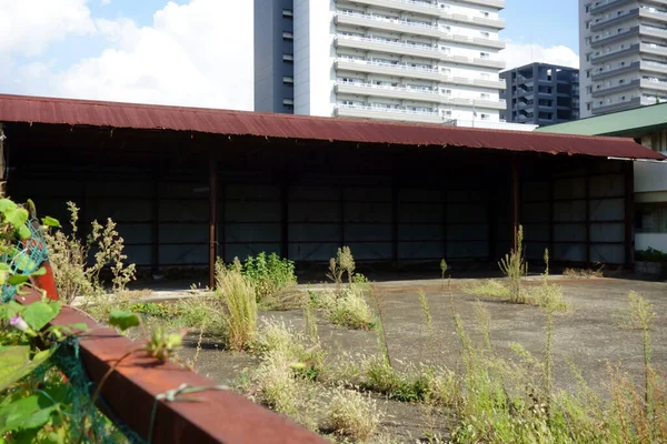 都市空間の生産遠く離れているにもかかわらず近づいてくる建物の勢い — ストック写真