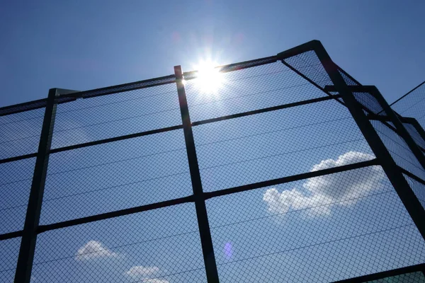 8月の真夏の青空午後の灼熱の太陽の下で野球場の静かな風景写真 ストック写真