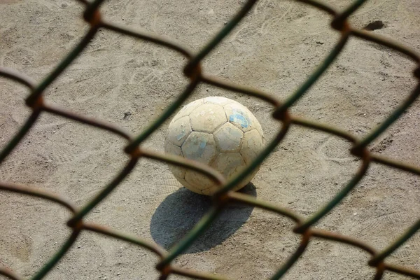 Piłka Nożna Zapomniana Ziemi Smutna Jakiegoś Powodu — Zdjęcie stockowe