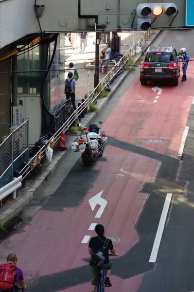 警察のオートバイ 都市交通規則を遵守するための法的遵守の履行 — ストック写真