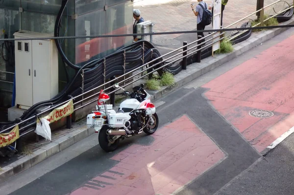 警察のオートバイ 都市交通規則を遵守するための法的遵守の履行 — ストック写真
