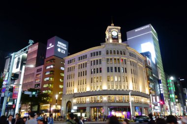 Tokyo, Japonya-30 Eylül 2017:, Tokyo Ginza 4-saat, tanıdık sembolik saat kulesi