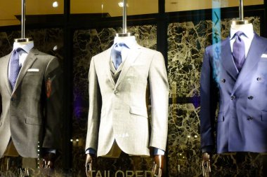 Tokyo, Japonya-30 Eylül 2017: Tokyo Ginza. Dünyanın en görkemli alışveriş merkezi. Sofistike pencereleriyle sizi büyüleyecek bir manzara.