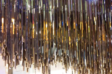 Binanın dış dekorasyonunun parıltılı gece görüşü, dekorasyon dış duvar.