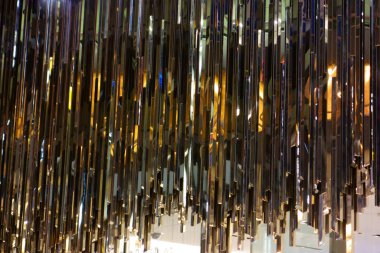 Binanın dış dekorasyonunun parıltılı gece görüşü, dekorasyon dış duvar.