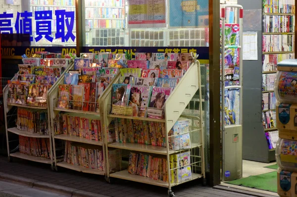 城里的一家时髦书店 夜间营业 有各种各样的杂志 — 图库照片