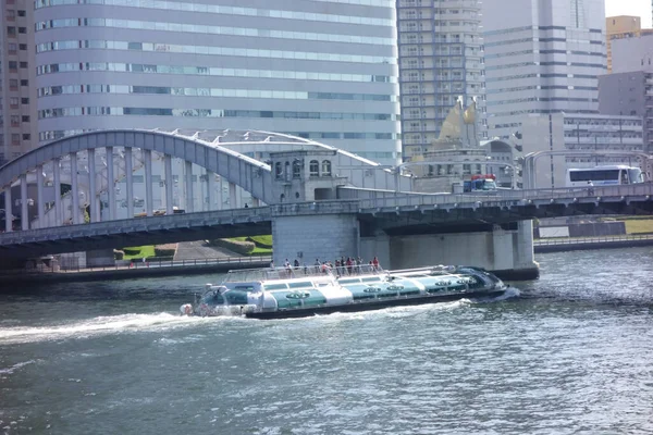 東京都内の隅田川を航行する観光客船 — ストック写真