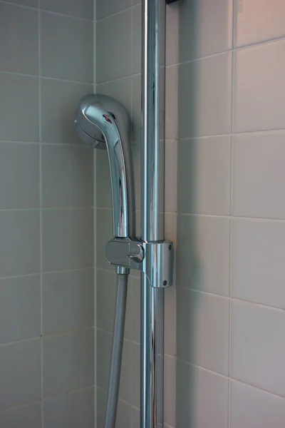 豪华酒店现代化浴室 白色水槽和水龙头 — 图库照片