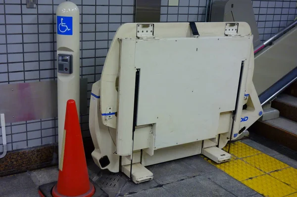 Werkzeuge Für Die Langzeitpflege Mobile Hilfsmittel Auf Treppen Bahnhof — Stockfoto