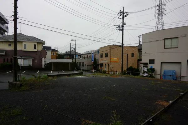 孤独な駅の前にある孤独な街の眺め — ストック写真