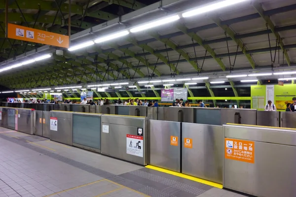 日本东京 2017年10月4日 2017年10月4日 在东京Jr Yamanote线站台上 Akabane站挤满了人 将市中心和崎玉市连接起来 作为每条线路的转运站 — 图库照片