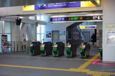 Tokyo, Japonya-Ekim 2017: yolcu ve yolcu bilet kapısının içi.