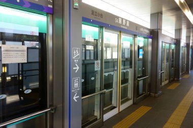 Tokyo, Japonya-26 Ekim 2017: Tokyo yolcuları ve metro işaretleriyle dolu metro terminalinin içinde, tren geldiğinde güvenlik kapısını açıp kapatan ekipmanlar var.