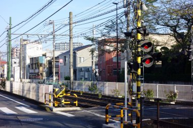 Tokyo, Japonya-26 Ekim 2017: Tokyo şehir merkezinde trafik ışığı güvenliği için demiryolu geçidi