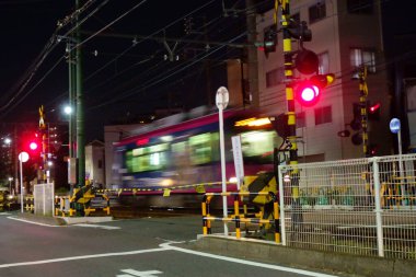 Tokyo, Japonya-26 Ekim 2017: Tokyo şehir merkezinde trafik ışığı güvenliği için demiryolu geçidi