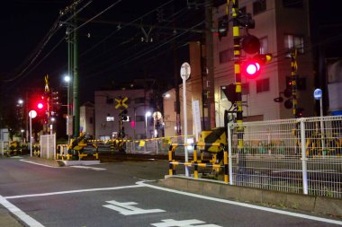 Tokyo, Japonya-26 Ekim 2017: Tokyo şehir merkezinde trafik ışığı güvenliği için demiryolu geçidi